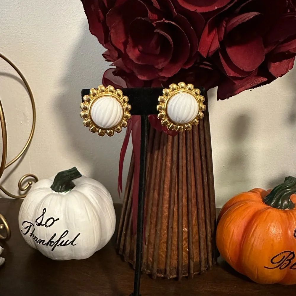 Vintage Signed Monet White Round Lucite Cabochon Gold Tone clip  Earring